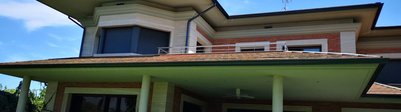 Casa con canalones estéticos